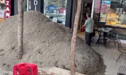 Kiracısının işlettiği pastanenin önüne kum döken iş yeri sahibine para cezası