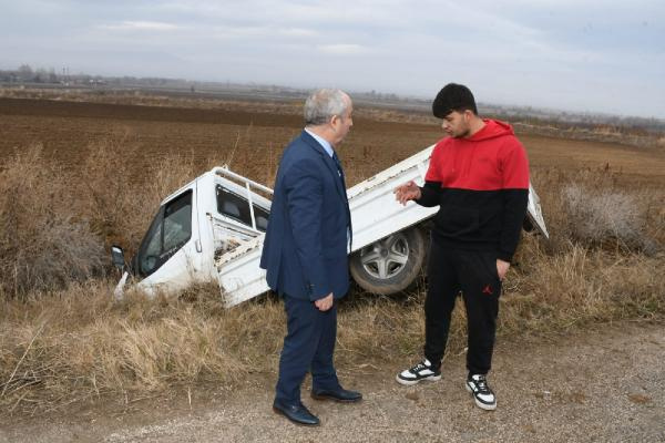 Yaralı sürücüye ilk müdahaleyi belediye başkanı yaptı