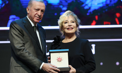 Cumhurbaşkanı Erdoğan, 2023 yılı Cumhurbaşkanlığı Kültür Sanat Büyük Ödülleri Töreni’nde Emel Sayın'a ödül verdi