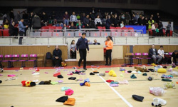 Depremzede çocuklar için sahaya oyuncak, atkı ve bere attılar
